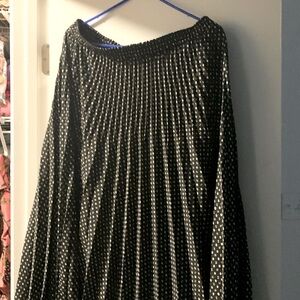 Elegant pleated maxi skirt